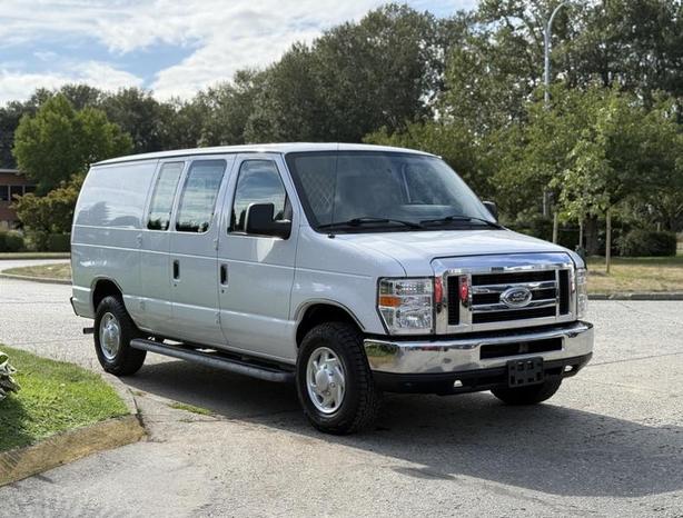 2013 Ford Econoline E-250 SuperDuty Cargo Van image 1