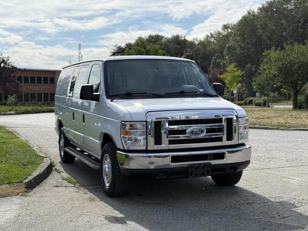 2013 Ford Econoline E-250 SuperDuty Cargo Van image 2