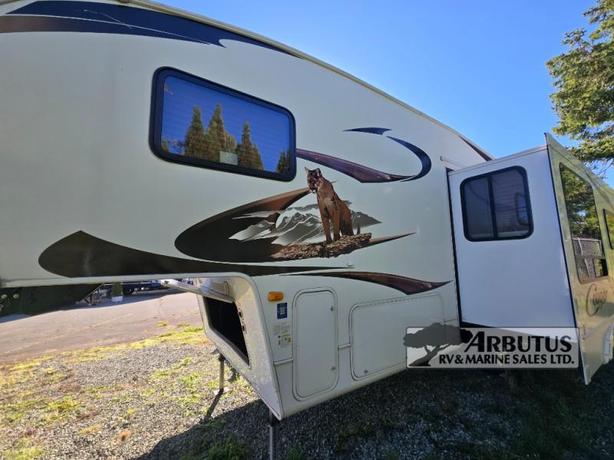 Used 2011 Keystone RV Cougar 276RLSWE image 2