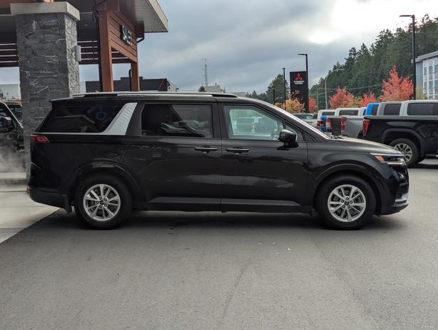 2024 Kia Carnival Plus - No Accidents, Heated Seats, Power Doors image 5