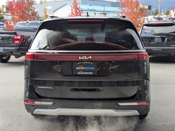 2024 Kia Carnival Plus - No Accidents, Heated Seats, Power Doors image 7