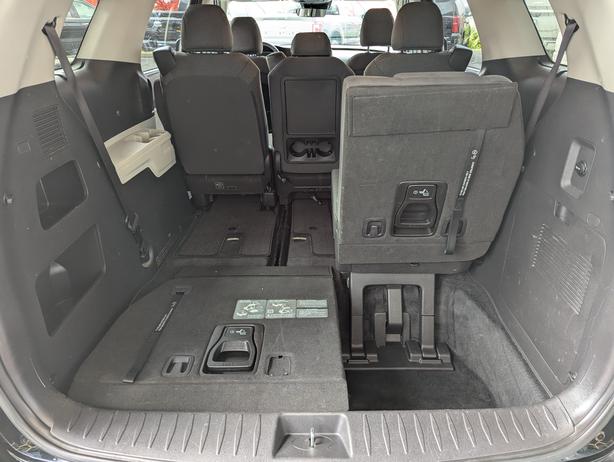 2024 Kia Carnival Plus - No Accidents, Heated Seats, Power Doors image 8