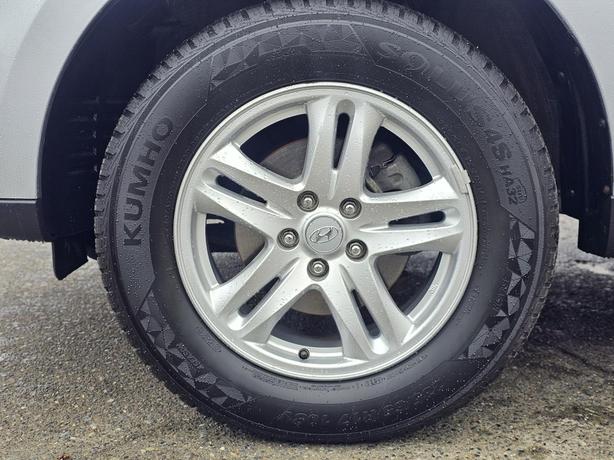 2010 Hyundai Santa Fe AWD 4dr V6 Auto GL image 5