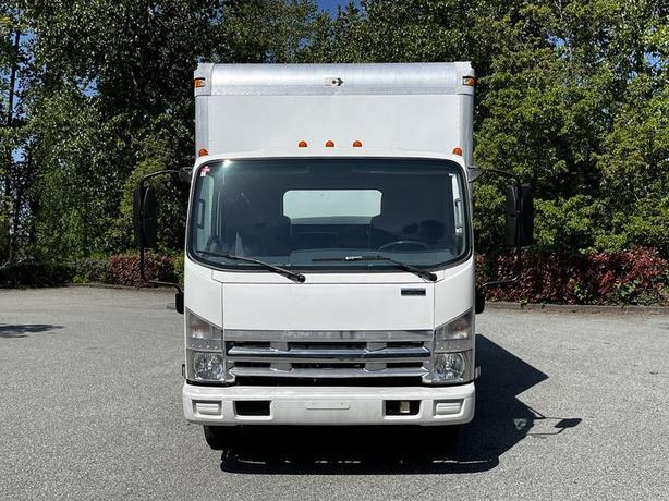 2007 GMC W3500 16-Foot Cube Van Diesel with Loading Ramp image 3