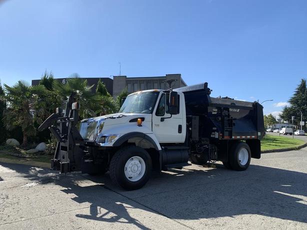 2007 International 7300 Dump Truck With Plow and Spreader Diesel image 5