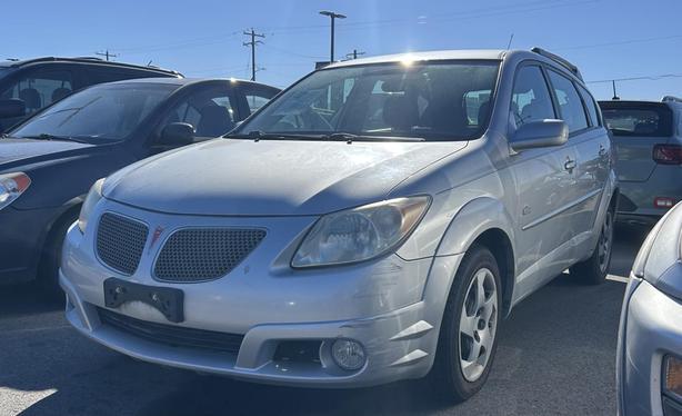 2005 Pontiac Vibe Base image 1