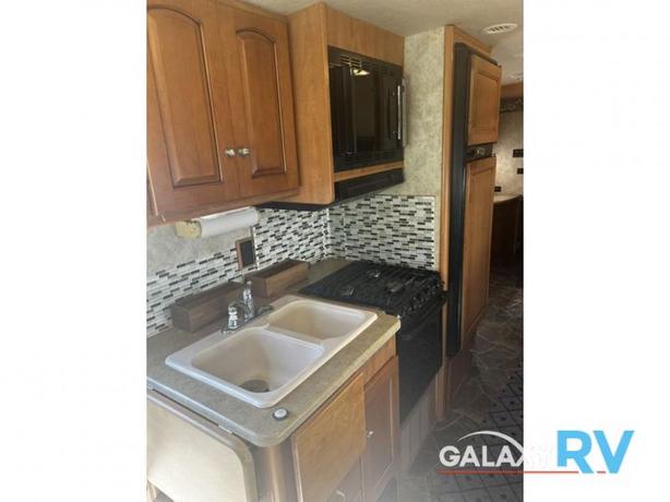 Used 2010 Winnebago Sightseer 33 image 6