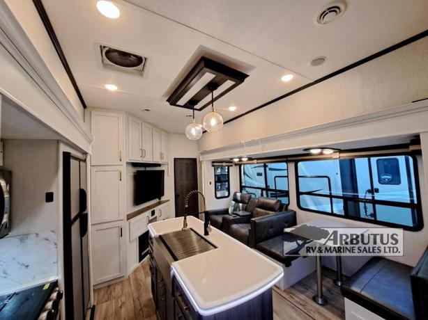 Used 2022 Dutchmen RV Astoria 3603LFP image 6