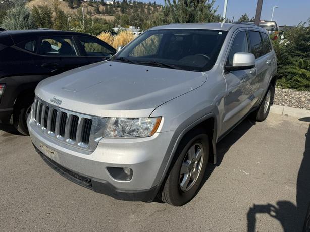 2011 Jeep Grand Cherokee Laredo image 2