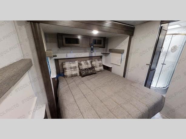 Used 2022 Forest River RV Rockwood Signature Ultra Lite 8324SB image 5