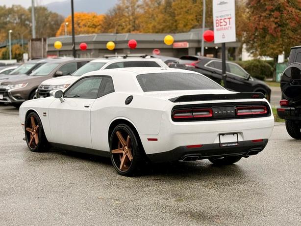 2019 Dodge Challenger image 8