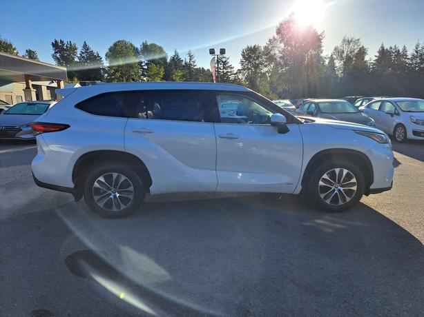 2023 Toyota Highlander Hybrid MOONROOF image 5