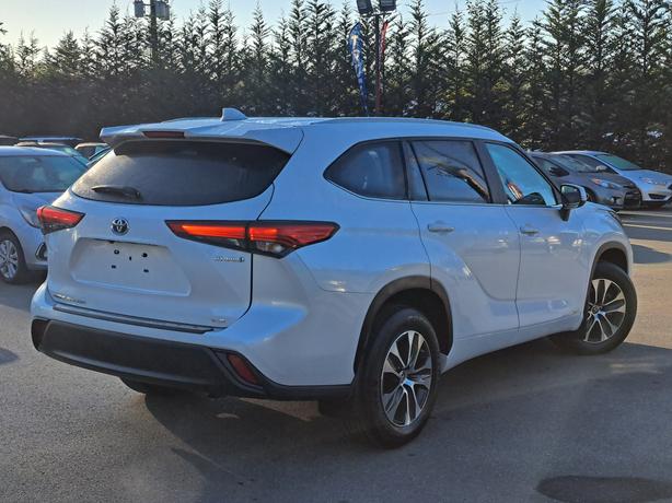 2023 Toyota Highlander Hybrid MOONROOF image 6