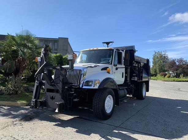2007 International 7300 Dump Truck With Plow and Spreader Diesel image 4