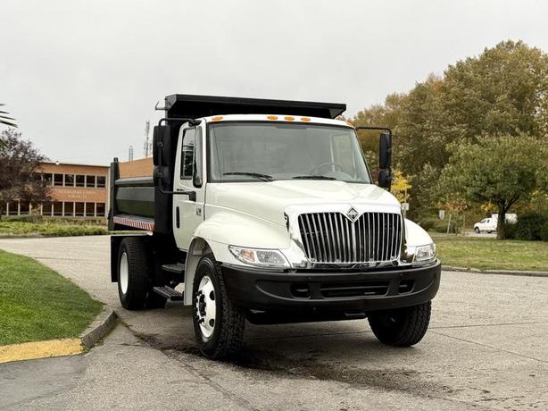2006 International 4200 10-Foot Dump Truck – 6-Speed Manual, Hydraulic Brakes image 2