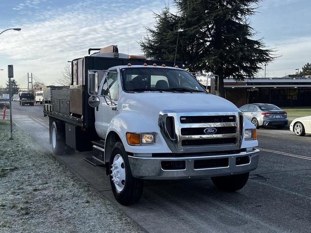 2011 Ford F-750 Flat Deck 3 Seater Diesel With Air Brakes and De-icing image 2