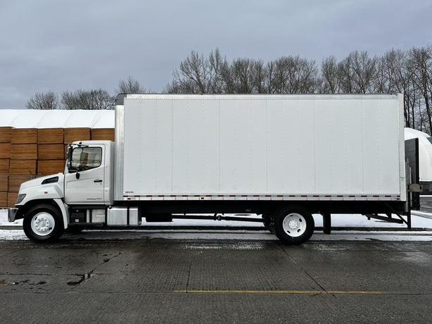 2019 Hino 338 24 Foot Cube With Power Tailgate Diesel image 7