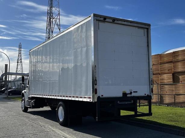 2016 Freightliner M2 106 26 Foot Cube Van Cummins Diesel Air Brakes with Loading image 8