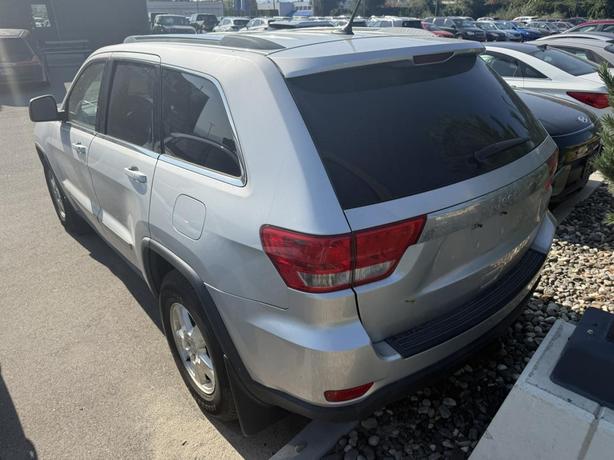 2011 Jeep Grand Cherokee Laredo image 3