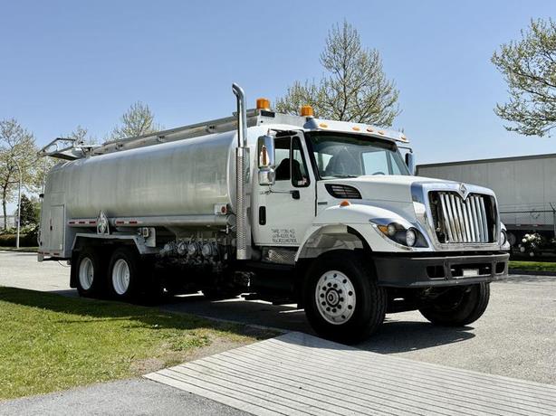 2009 International 7500 4400USG Fuel Tanker Truck With Air brakes Diesel image 1