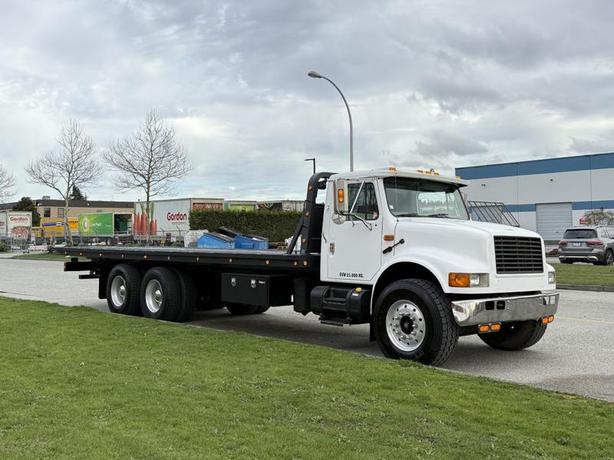 2000 International 4900 25 Foot Roll-Off Flat Deck Tow Truck Manual Diesel Air B image 1