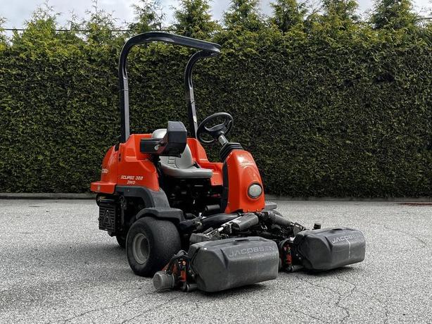 2015 Jacobsen Eclipse 322 3WD Mower image 1