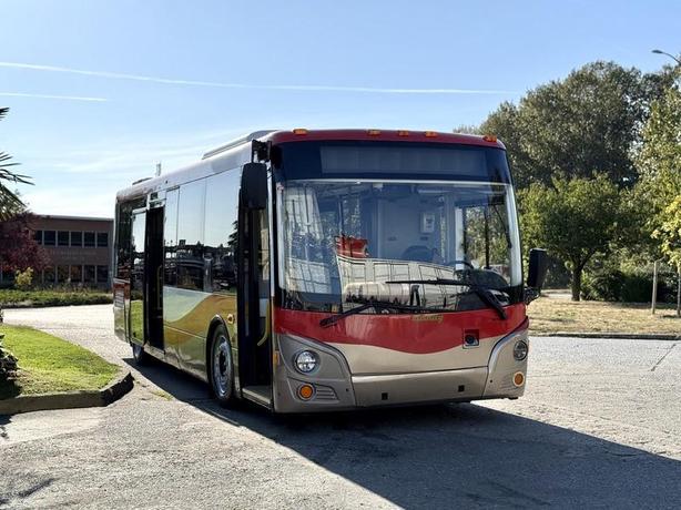 2016 Grande West Vicinity 25-Passenger Diesel Kneeling Bus with Wheelchair Ramp image 2