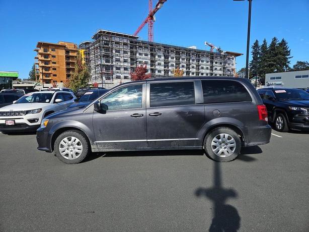 2020 Dodge Grand Caravan SXT | No Reported Accidents! image 3