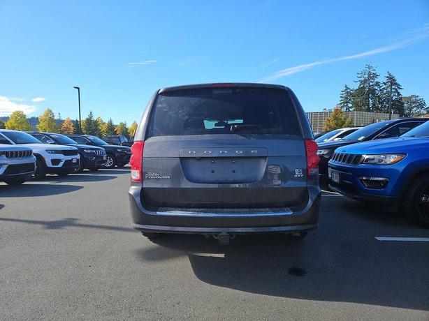 2020 Dodge Grand Caravan SXT | No Reported Accidents! image 5