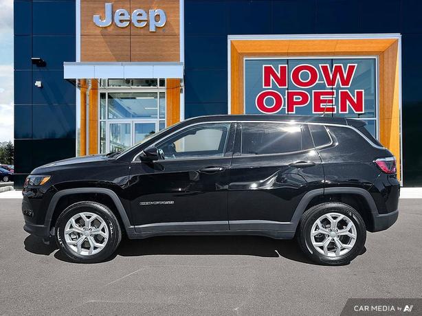 2024 Jeep Compass Sport 4x4 | Low Km's | One Owner | No Reported Accidents! image 3