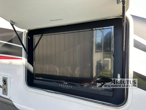 Used 2022 Thor Motor Coach Hurricane 35M image 5