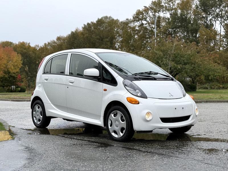 2013 Mitsubishi i-MiEV SE Hatchback 5-Dr Electric display photo