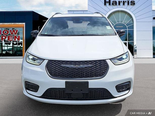 2024 Chrysler Pacifica Touring-L AWD | No Reported Accidents! image 2