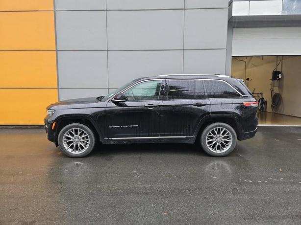 2023 Jeep Grand Cherokee Summit 4x4 | One Owner | No Reported Accidents! image 3