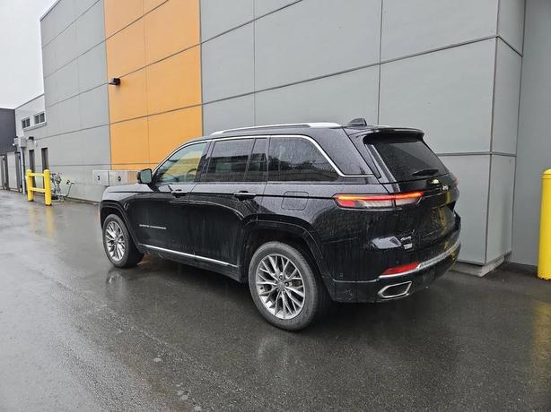 2023 Jeep Grand Cherokee Summit 4x4 | One Owner | No Reported Accidents! image 4