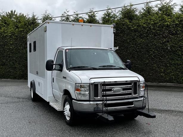 2013 Ford Econoline E450 Super Duty Service Box Truck image 2