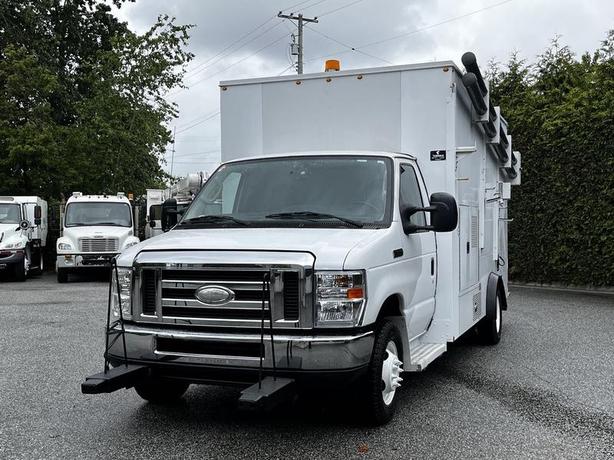 2013 Ford Econoline E450 Super Duty Service Box Truck image 4