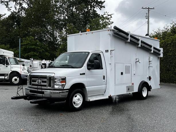 2013 Ford Econoline E450 Super Duty Service Box Truck image 5