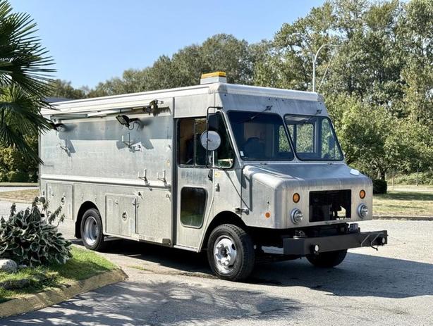 2008 Morgon Olson Workhorse W62 16-Foot Step Van Cargo Van with Rear Shelving image 1