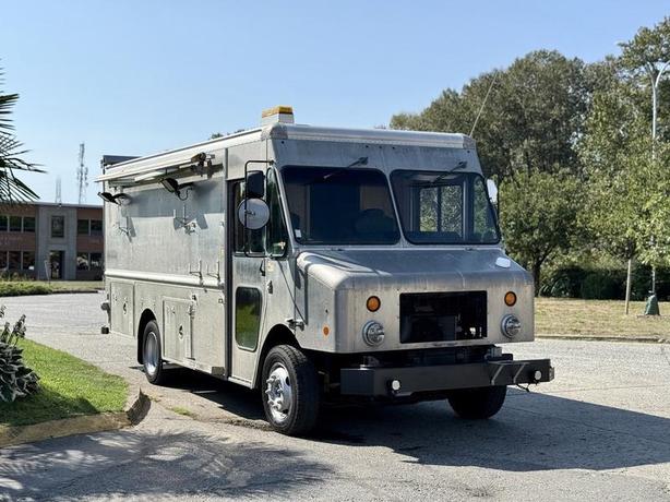 2008 Morgon Olson Workhorse W62 16-Foot Step Van Cargo Van with Rear Shelving image 2