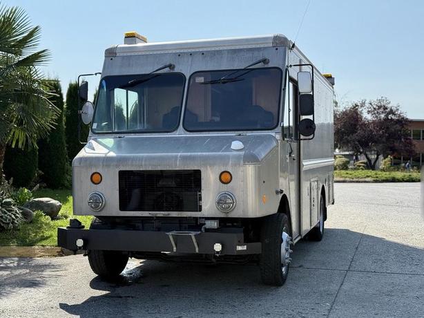 2008 Morgon Olson Workhorse W62 16-Foot Step Van Cargo Van with Rear Shelving image 4