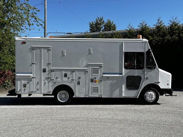 2009 Morgan Olson Workhorse 16-Foot Mobile Service Workshop Step Van image 8