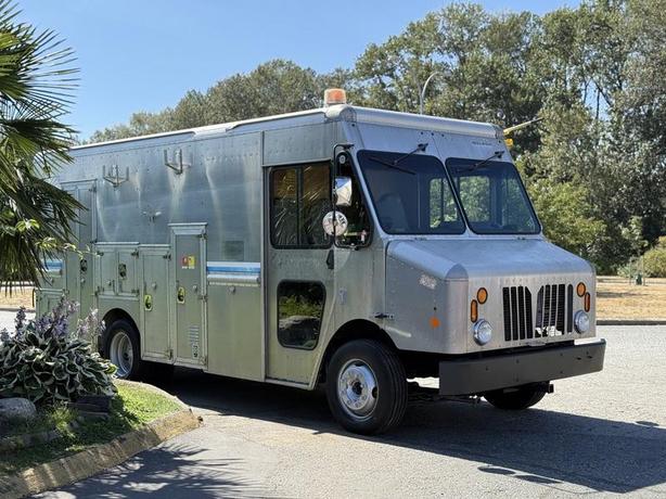 2009 Morgan Olson Workhorse W62 16-Foot Mobile Workshop Service Step Van image 1