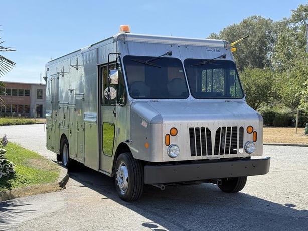 2009 Morgan Olson Workhorse W62 16-Foot Mobile Workshop Service Step Van image 2