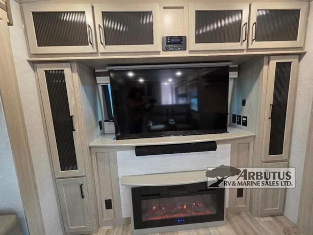 Used 2022 Forest River RV Rockwood Signature Ultra Lite 8324SB image 2