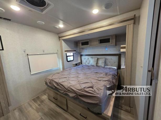 Used 2022 Forest River RV Rockwood Signature Ultra Lite 8324SB image 4