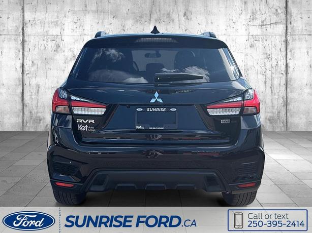 2022 Mitsubishi RVR SE image 6