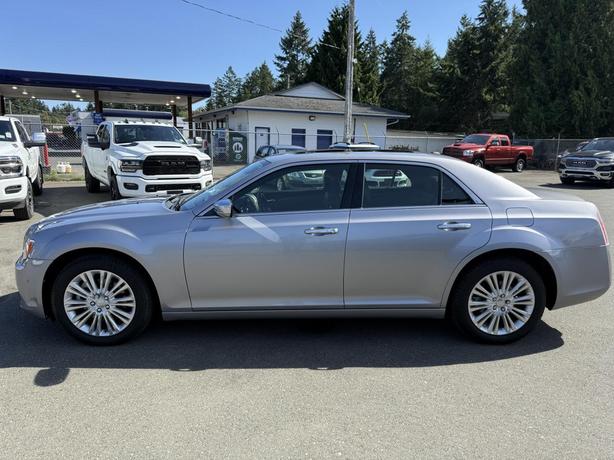 2013 Chrysler 300C AWD image 2