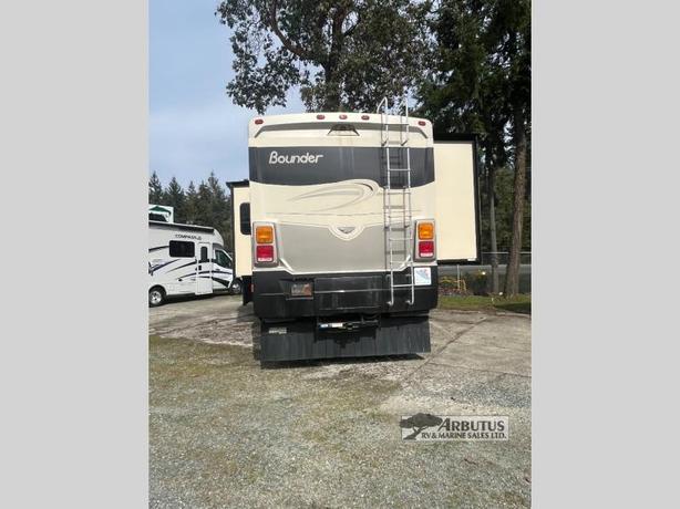 Used 2014 Fleetwood RV Bounder 33C image 2