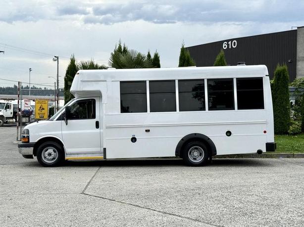 2015 Chevrolet Express 4500 Diesel 13-Passenger Bus with Wheelchair Lift image 6